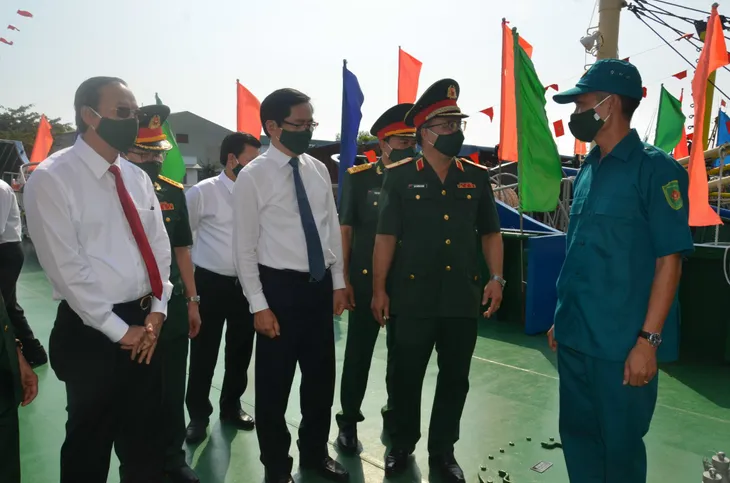 Bà Rịa–Vũng Tàu: Thượng cờ Tổ quốc trên tàu Hải đội dân quân tự vệ thường trực - Ảnh 3.
