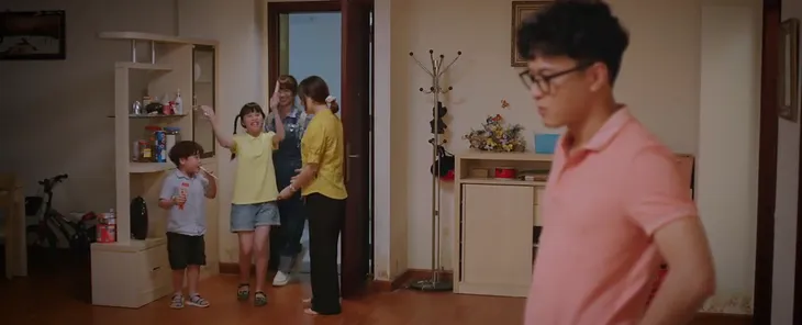Thương ngày nắng về: Bữa tối lãng mạn để nịnh vợ thành cuộc khẩu chiến tóe lửa - Ảnh 12. Thương ngày nắng về: Bữa tối lãng mạn để nịnh vợ thành cuộc khẩu chiến tóe lửa - Ảnh 12.