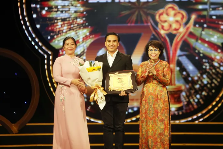 Mai vàng 2021: Ngô Kiến Huy nhận cú đúp, NSND Kim Cương được vinh danh “Nghệ sĩ trọn đời vì cộng đồng - Ảnh 1. Mai vàng 2021: Ngô Kiến Huy nhận cú đúp, NSND Kim Cương được vinh danh “Nghệ sĩ trọn đời vì cộng đồng - Ảnh 1.