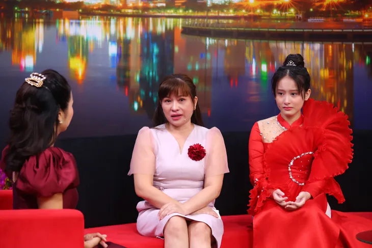Cô bé 13 tuổi xinh như công chúa bật khóc cảm ơn mẹ - Ảnh 2.