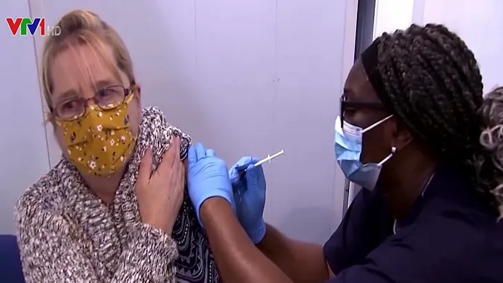 CDC Mỹ: Liều vaccine thứ ba mRNA là chìa khóa chống Omicron - Ảnh 1. CDC Mỹ: Liều vaccine thứ ba mRNA là chìa khóa chống Omicron - Ảnh 1.