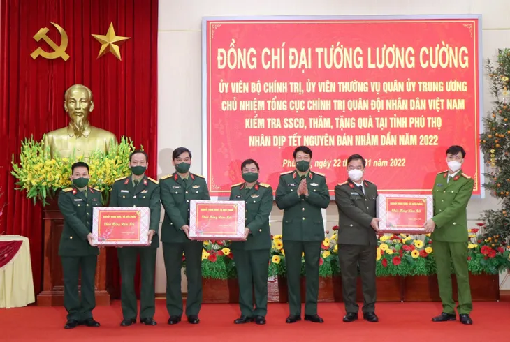 Chăm lo Tết cho các gia đình khó khăn - Ảnh 1. Chăm lo Tết cho các gia đình khó khăn - Ảnh 1.
