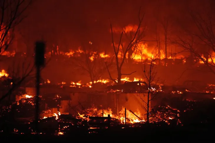 Mỹ: Cháy rừng nghiêm trọng ở California khiến cư dân phải sơ tán, đường cao tốc đóng cửa - Ảnh 1. Mỹ: Cháy rừng nghiêm trọng ở California khiến cư dân phải sơ tán, đường cao tốc đóng cửa - Ảnh 1.
