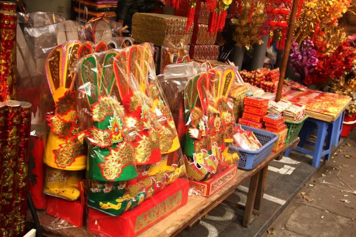 Sôi động thị trường đồ cúng ông Công, ông Táo - Ảnh 1. Sôi động thị trường đồ cúng ông Công, ông Táo - Ảnh 1.