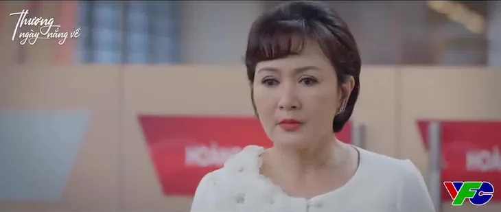 Thương ngày nắng về - Tập 31: Bà Nhung sững người khi thấy chiếc vòng Trang đeo - Ảnh 7. Thương ngày nắng về - Tập 31: Bà Nhung sững người khi thấy chiếc vòng Trang đeo - Ảnh 7.
