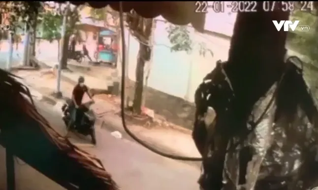 Cô gái trẻ giành lại xe từ nhóm cướp - Ảnh 1. Cô gái trẻ giành lại xe từ nhóm cướp - Ảnh 1.