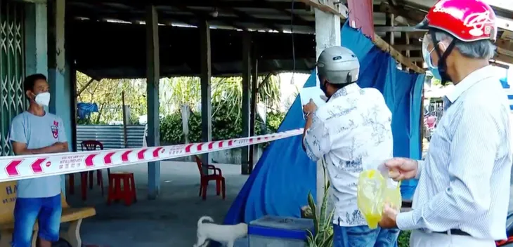 Nghĩa tình những túi thuốc điều trị COVID-19 tại nhà - Ảnh 1. Nghĩa tình những túi thuốc điều trị COVID-19 tại nhà - Ảnh 1.