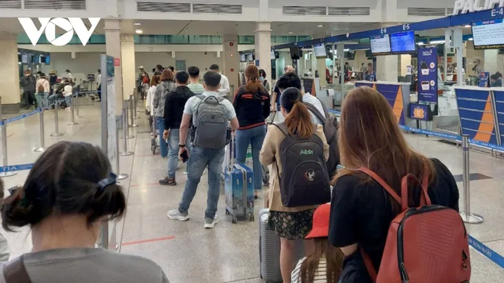 Khách qua sân bay Tân Sơn Nhất tăng nhưng chỉ bằng 44% so với năm trước - Ảnh 1. Khách qua sân bay Tân Sơn Nhất tăng nhưng chỉ bằng 44% so với năm trước - Ảnh 1.