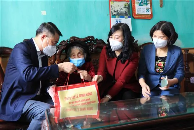 Các lãnh đạo Đảng, Nhà nước thăm chúc Tết, tặng quà nhân dân - Ảnh 4. Các lãnh đạo Đảng, Nhà nước thăm chúc Tết, tặng quà nhân dân - Ảnh 4.