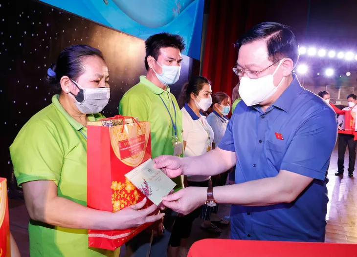 Chủ tịch Quốc hội dự Chương trình Tết sum vầy - Xuân Bình an tại tỉnh Bình Dương - Ảnh 2. Chủ tịch Quốc hội dự Chương trình Tết sum vầy - Xuân Bình an tại tỉnh Bình Dương - Ảnh 2.