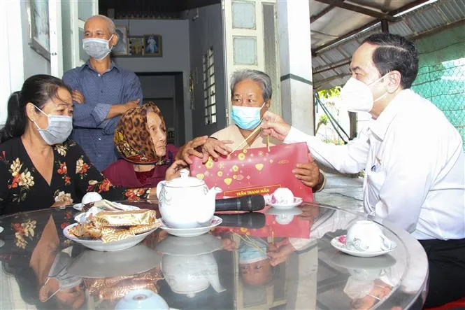 Các lãnh đạo Đảng, Nhà nước thăm chúc Tết, tặng quà nhân dân - Ảnh 1. Các lãnh đạo Đảng, Nhà nước thăm chúc Tết, tặng quà nhân dân - Ảnh 1.