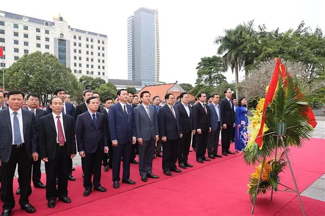 Thủ tướng dâng hương tưởng nhớ các nguyên lãnh đạo Chính phủ đã từ trần - Ảnh 1. Thủ tướng dâng hương tưởng nhớ các nguyên lãnh đạo Chính phủ đã từ trần - Ảnh 1.