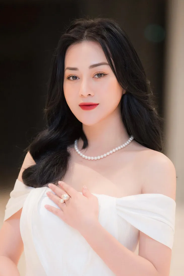 Hồng Diễm, Phương Oanh cùng style đẹp bất phân thắng bại - Ảnh 1. Hồng Diễm, Phương Oanh cùng style đẹp bất phân thắng bại - Ảnh 1.