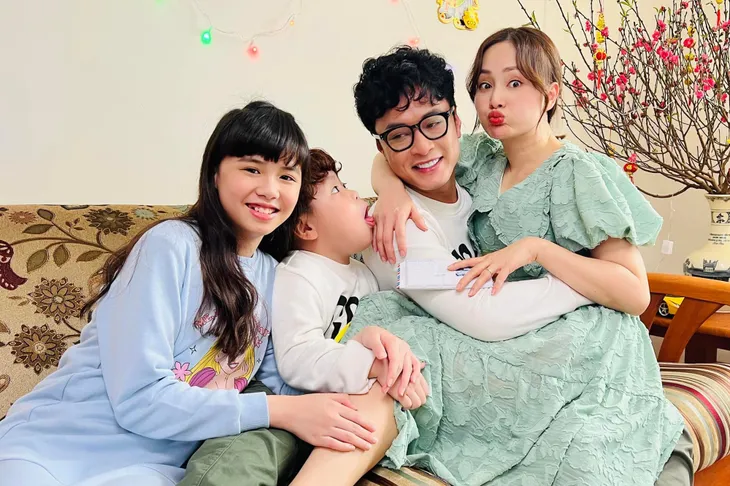 Hồng Đăng ôm chặt Lan Phương ở hậu trường Thương ngày nắng về - Ảnh 1. Hồng Đăng ôm chặt Lan Phương ở hậu trường Thương ngày nắng về - Ảnh 1.