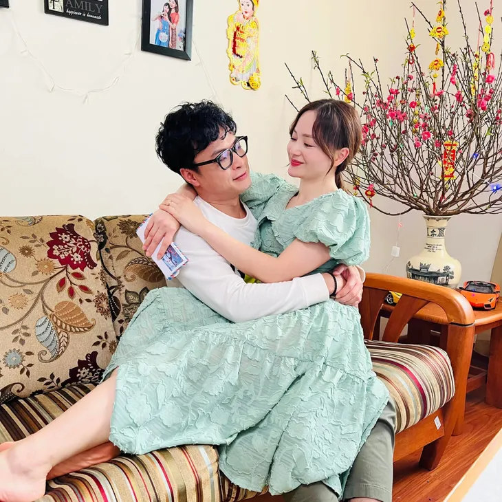 Hồng Đăng ôm chặt Lan Phương ở hậu trường Thương ngày nắng về - Ảnh 3. Hồng Đăng ôm chặt Lan Phương ở hậu trường Thương ngày nắng về - Ảnh 3.