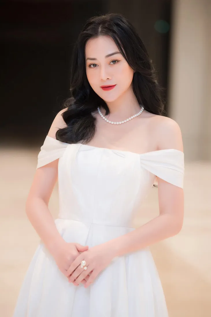 Hồng Diễm, Phương Oanh cùng style đẹp bất phân thắng bại - Ảnh 4. Hồng Diễm, Phương Oanh cùng style đẹp bất phân thắng bại - Ảnh 4.