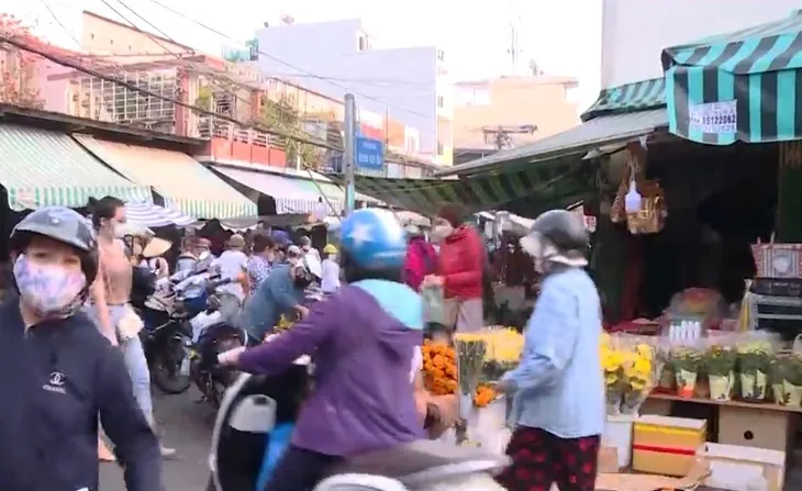 Người dân TP Hồ Chí Minh nhộn nhịp đưa ông Công, ông Táo về trời - Ảnh 1. Người dân TP Hồ Chí Minh nhộn nhịp đưa ông Công, ông Táo về trời - Ảnh 1.