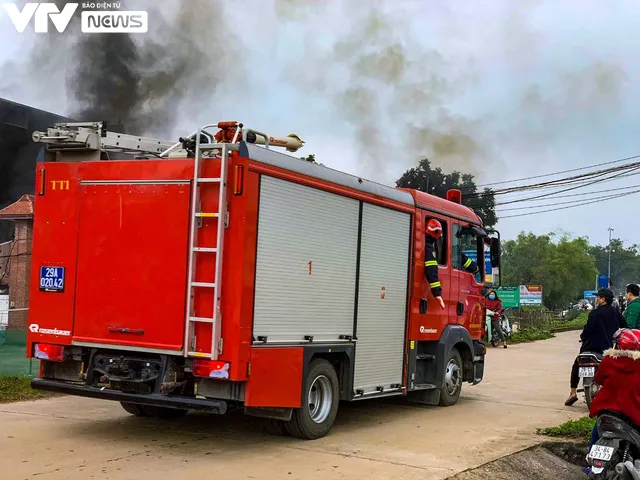 Hà Nội: Ông hỏa ghé thăm tiệm sửa xe kiêm sản xuất tất, thiêu rụi nhiều tài sản - Ảnh 2. Hà Nội: Ông hỏa ghé thăm tiệm sửa xe kiêm sản xuất tất, thiêu rụi nhiều tài sản - Ảnh 2.