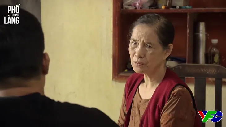 Phố trong làng - Tập 45: Vì sao bà cháu Hiếu vẫn chưa tin Nam? - Ảnh 1. Phố trong làng - Tập 45: Vì sao bà cháu Hiếu vẫn chưa tin Nam? - Ảnh 1.