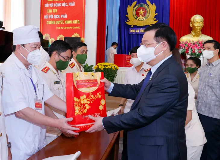 Chủ tịch Quốc hội thăm, chúc Tết lực lượng tuyến đầu chống dịch tại Cà Mau - Ảnh 1. Chủ tịch Quốc hội thăm, chúc Tết lực lượng tuyến đầu chống dịch tại Cà Mau - Ảnh 1.