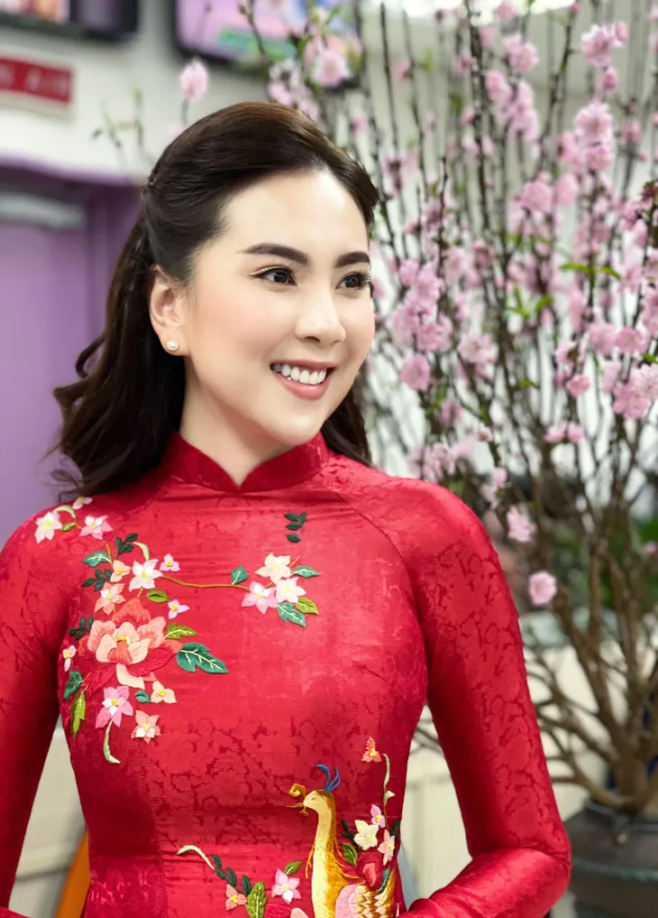 Loạt BTV xinh đẹp khoe sắc bên hoa Đào - Ảnh 4. Loạt BTV xinh đẹp khoe sắc bên hoa Đào - Ảnh 4.