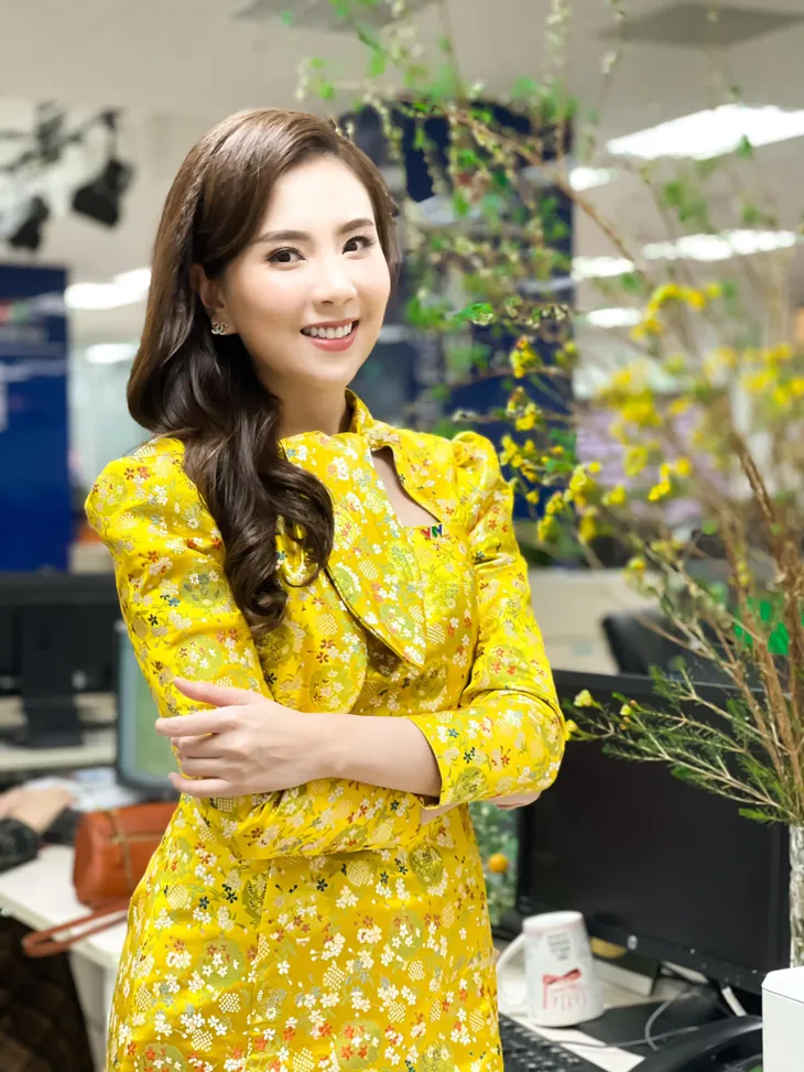 Loạt BTV xinh đẹp khoe sắc bên hoa Đào - Ảnh 5. Loạt BTV xinh đẹp khoe sắc bên hoa Đào - Ảnh 5.