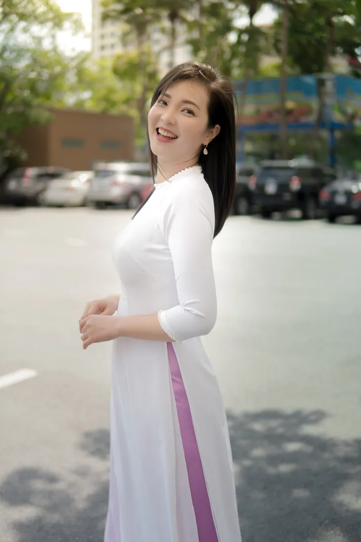 BTV Phương Thảo dịu dàng trong tà áo dài - Ảnh 1. BTV Phương Thảo dịu dàng trong tà áo dài - Ảnh 1.