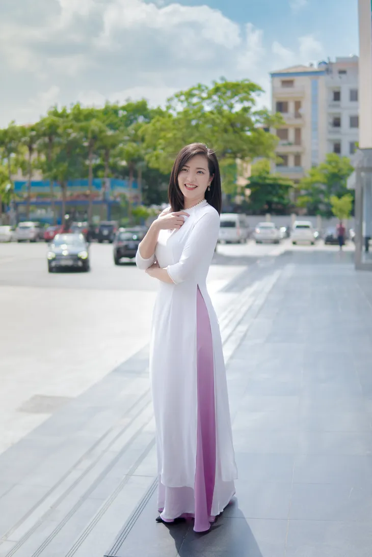 BTV Phương Thảo dịu dàng trong tà áo dài - Ảnh 2. BTV Phương Thảo dịu dàng trong tà áo dài - Ảnh 2.