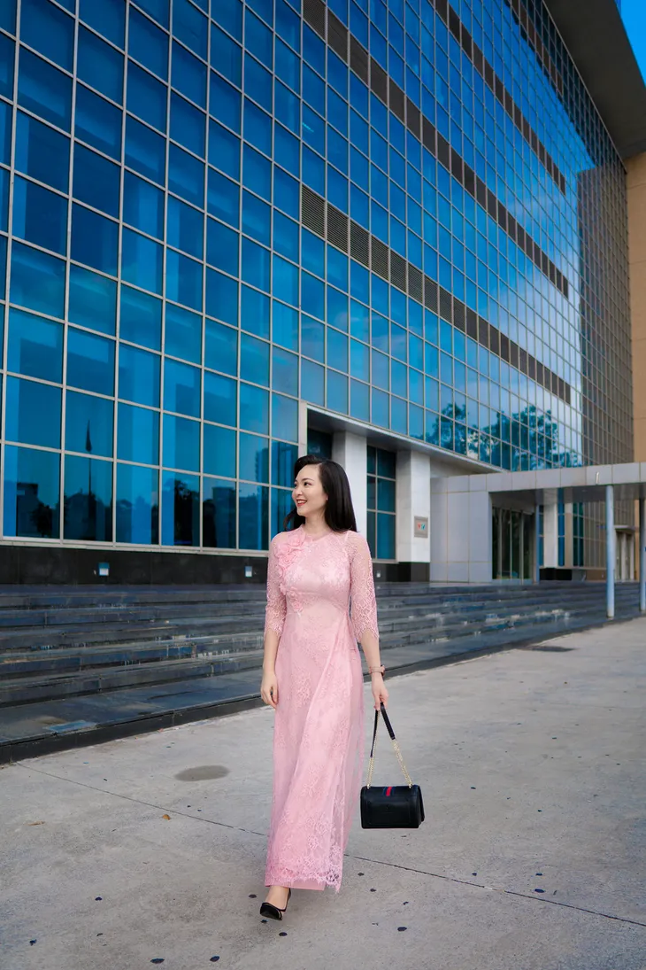 BTV Phương Thảo dịu dàng trong tà áo dài - Ảnh 3. BTV Phương Thảo dịu dàng trong tà áo dài - Ảnh 3.