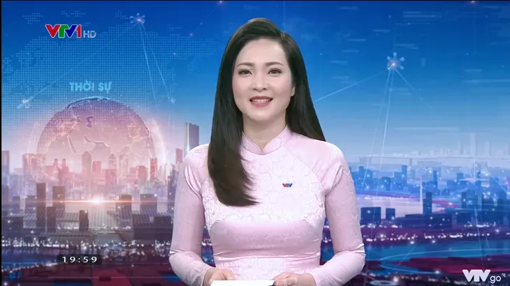 BTV Phương Thảo dịu dàng trong tà áo dài - Ảnh 7. BTV Phương Thảo dịu dàng trong tà áo dài - Ảnh 7.