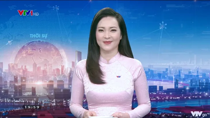 BTV Phương Thảo dịu dàng trong tà áo dài - Ảnh 8. BTV Phương Thảo dịu dàng trong tà áo dài - Ảnh 8.