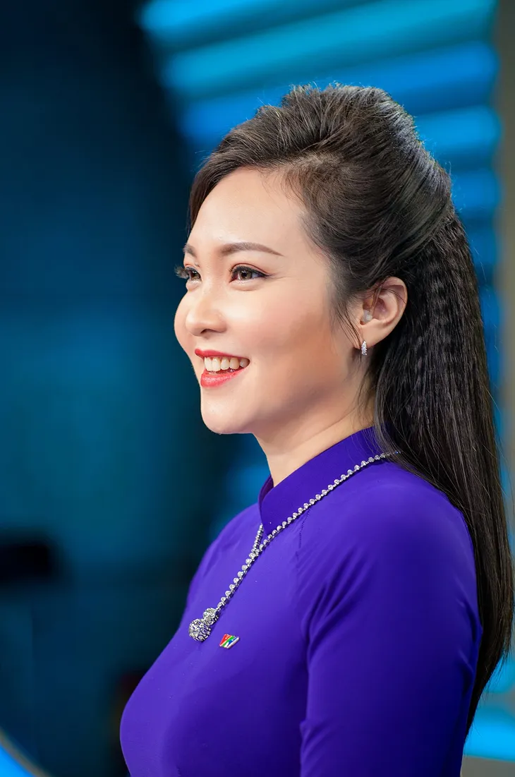 BTV Phương Thảo dịu dàng trong tà áo dài - Ảnh 4. BTV Phương Thảo dịu dàng trong tà áo dài - Ảnh 4.
