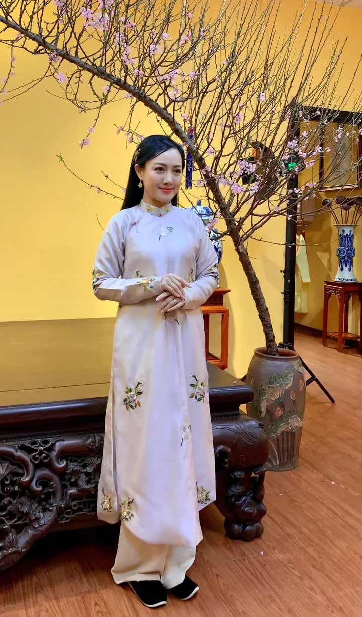 Loạt BTV xinh đẹp khoe sắc bên hoa Đào - Ảnh 8. Loạt BTV xinh đẹp khoe sắc bên hoa Đào - Ảnh 8.