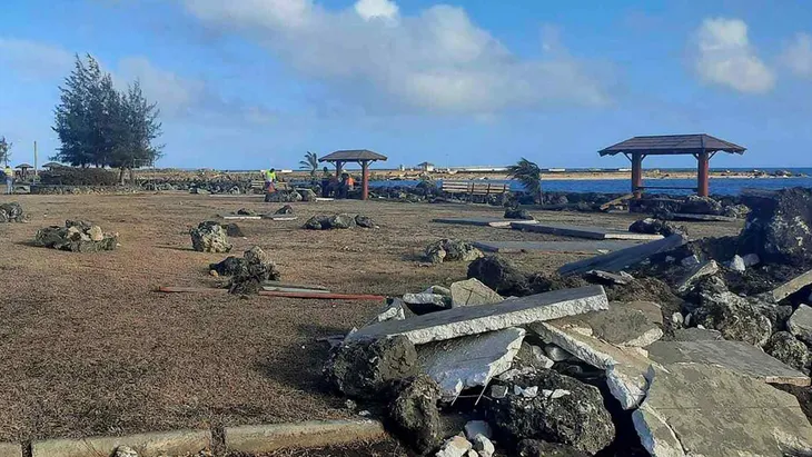 Người dân Tonga chật vật khắc phục hậu quả núi lửa phun trào - Ảnh 1. Người dân Tonga chật vật khắc phục hậu quả núi lửa phun trào - Ảnh 1.