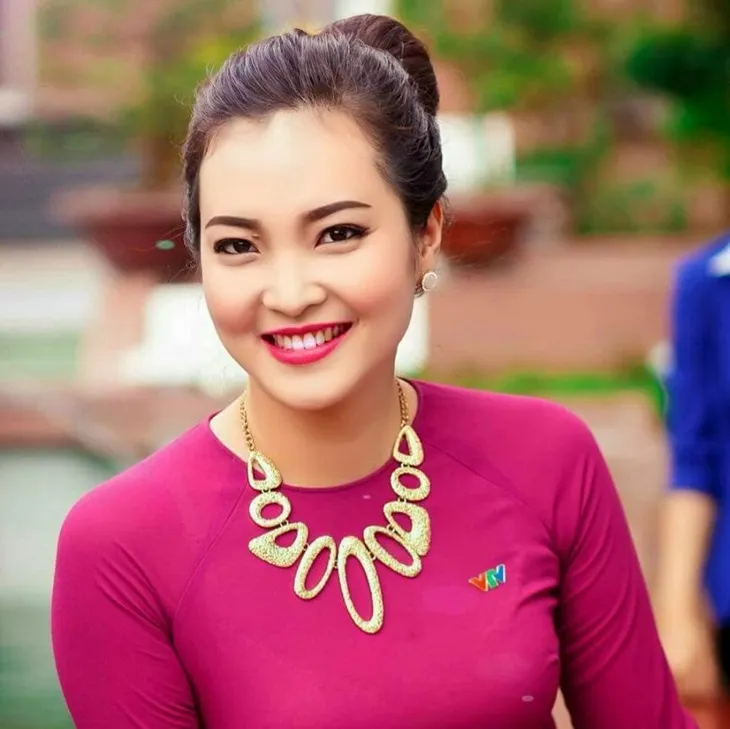 BTV Phương Thảo dịu dàng trong tà áo dài - Ảnh 6. BTV Phương Thảo dịu dàng trong tà áo dài - Ảnh 6.