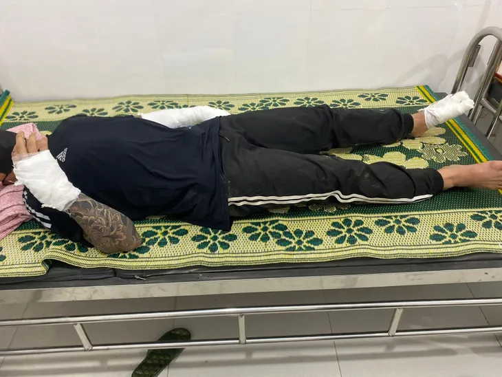 Nghệ An: Dựng cây nêu đón Tết, 3 người bị điện giật nhập viện - Ảnh 1. Nghệ An: Dựng cây nêu đón Tết, 3 người bị điện giật nhập viện - Ảnh 1.