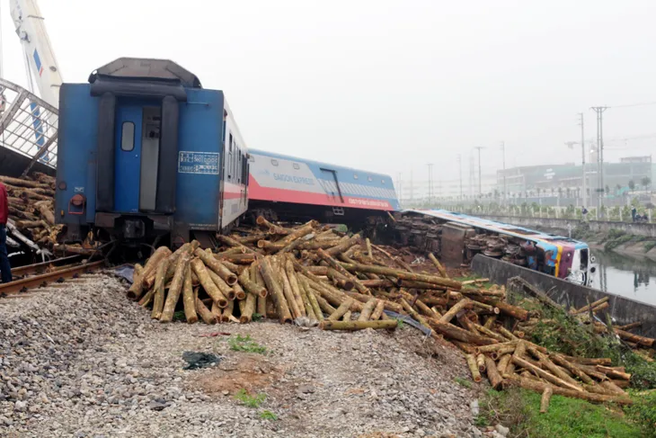 Tàu khách Bắc - Nam bị lật đầu máy, văng toa xuống kênh - Ảnh 2. Tàu khách Bắc - Nam bị lật đầu máy, văng toa xuống kênh - Ảnh 2.