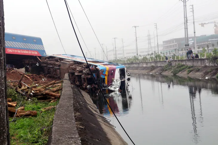 Tàu khách Bắc - Nam bị lật đầu máy, văng toa xuống kênh - Ảnh 3. Tàu khách Bắc - Nam bị lật đầu máy, văng toa xuống kênh - Ảnh 3.