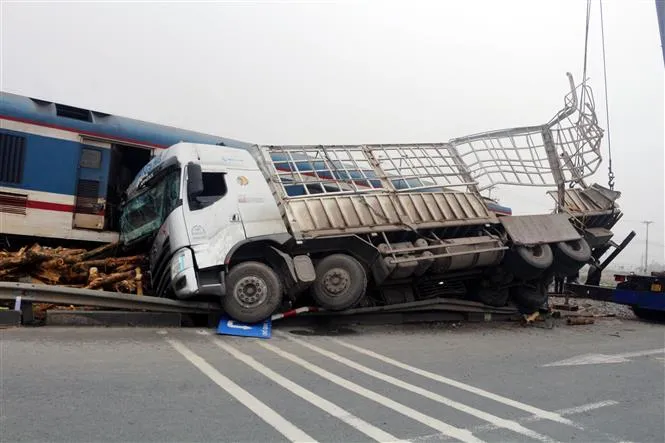Vụ tai nạn giao thông giữa tàu Bắc - Nam và xe tải: Tài xế buồn ngủ trong lúc lái xe - Ảnh 6. Vụ tai nạn giao thông giữa tàu Bắc - Nam và xe tải: Tài xế buồn ngủ trong lúc lái xe - Ảnh 6.