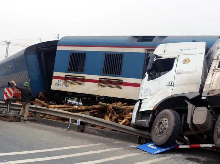 Tàu khách Bắc - Nam bị lật đầu máy, văng toa xuống kênh - Ảnh 1. Tàu khách Bắc - Nam bị lật đầu máy, văng toa xuống kênh - Ảnh 1.