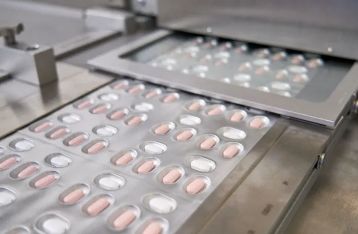 EU phê duyệt sử dụng thuốc điều trị COVID-19 của Pfizer cho bệnh nhân có nguy cơ cao - Ảnh 1. EU phê duyệt sử dụng thuốc điều trị COVID-19 của Pfizer cho bệnh nhân có nguy cơ cao - Ảnh 1.