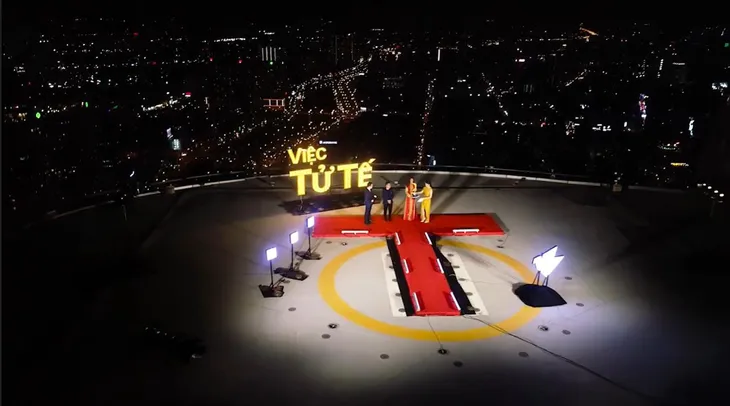 Gala Việc tử tế 2022: Vì đất nước cần những trái tim dựng sân khấu tại 3 miền, sân khấu trên sân trực thăng - Ảnh 1. Gala Việc tử tế 2022: Vì đất nước cần những trái tim dựng sân khấu tại 3 miền, sân khấu trên sân trực thăng - Ảnh 1.