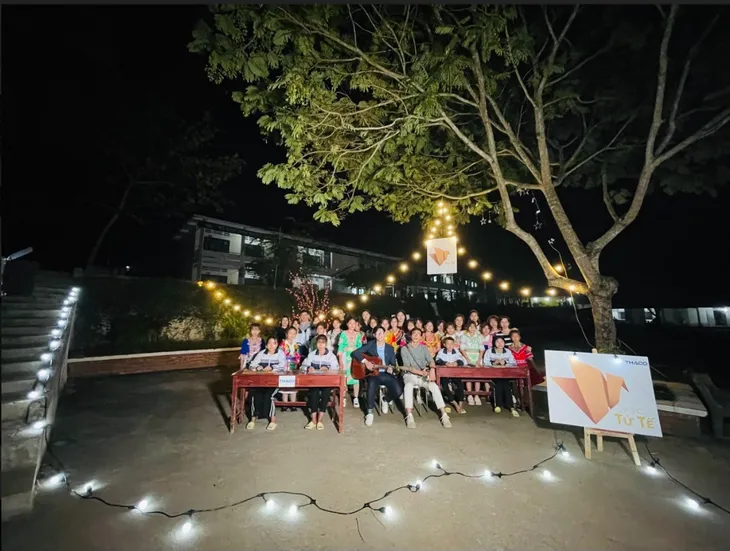 Gala Việc tử tế 2022: Vì đất nước cần những trái tim dựng sân khấu tại 3 miền, sân khấu trên sân trực thăng - Ảnh 3. Gala Việc tử tế 2022: Vì đất nước cần những trái tim dựng sân khấu tại 3 miền, sân khấu trên sân trực thăng - Ảnh 3.