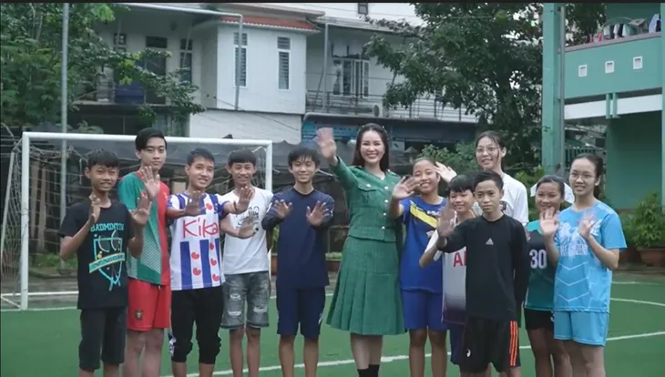Gala Việc tử tế 2022: Vì đất nước cần những trái tim dựng sân khấu tại 3 miền, sân khấu trên sân trực thăng - Ảnh 4. Gala Việc tử tế 2022: Vì đất nước cần những trái tim dựng sân khấu tại 3 miền, sân khấu trên sân trực thăng - Ảnh 4.