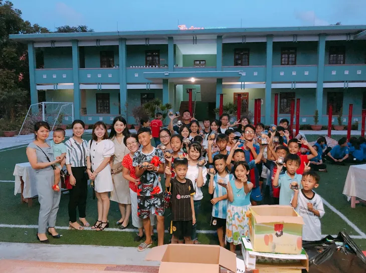 Gala Việc tử tế 2022: Vì đất nước cần những trái tim dựng sân khấu tại 3 miền, sân khấu trên sân trực thăng - Ảnh 5. Gala Việc tử tế 2022: Vì đất nước cần những trái tim dựng sân khấu tại 3 miền, sân khấu trên sân trực thăng - Ảnh 5.