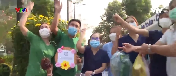 Không khí Tết ở bệnh viện tuyến đầu - Ảnh 1. Không khí Tết ở bệnh viện tuyến đầu - Ảnh 1.