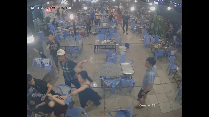 Mời bia không uống, 4 cô gái bị đánh tại quán nhậu - Ảnh 2. Mời bia không uống, 4 cô gái bị đánh tại quán nhậu - Ảnh 2.