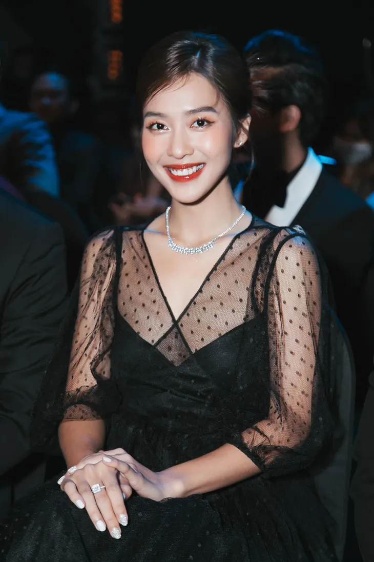 Khả Ngân hút mọi ảnh nhìn dù chụp vội ở hậu trường VTV Awards 2021 - Ảnh 3. Khả Ngân hút mọi ảnh nhìn dù chụp vội ở hậu trường VTV Awards 2021 - Ảnh 3.