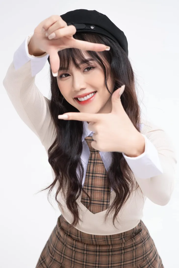 Minh Thu “Phố trong làng” hóa nữ sinh tươi trẻ trong bộ ảnh mới - Ảnh 2. Minh Thu “Phố trong làng” hóa nữ sinh tươi trẻ trong bộ ảnh mới - Ảnh 2.