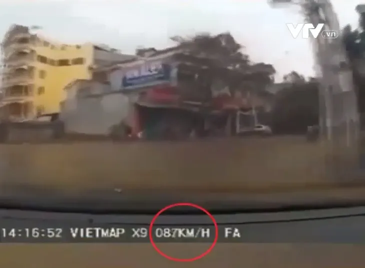 Xe ô tô lao hơn 80km/h, lấn vạch, gây tai nạn - Ảnh 1. Xe ô tô lao hơn 80km/h, lấn vạch, gây tai nạn - Ảnh 1.